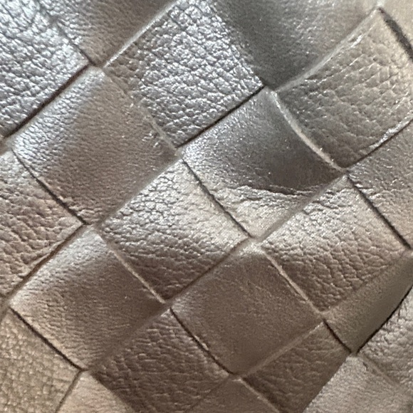 Elegant Gray Woven Handbag - Picture 2 of 8